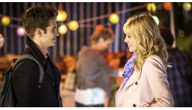 アンドリュー・ガーフィールド（スパイダーマン＝ピーター・パーカー役）＆エマ・ストー（グウェン・ステイシー役）／『アメイジング・スパイダーマン2』 -（C）2013 CTMG. All Rights Reserved.