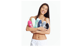 2月26日（水）発売の『an・an』最新号の表紙を飾る女優・歌手のすみれ。胸にリーボックの最新ウォーキングシューズSkyscapeを抱えて笑顔で美しいボディラインを披露。『an・an』最新号の特集は「『くびれ』づくりは簡単だ！」となっている。