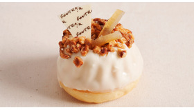 「ホワイトチョコとゆずピールのプチクグロフ」（280円）ホワイトチョコレート風味の生地にレーズンとゆずピールを入れ、ホワイトチョコレートで全体をコーティング。トップにはクラッシュアーモンドをたっぷりつけ、レモンピールを飾つけたホワイトデーのギフトにもおすすめ。