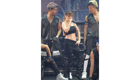 “ヘソ出し”ルックで圧巻のライヴを披露した、浜崎あゆみ／(C) 第18回 東京ガールズコレクション 2014 SPRING/SUMMER」