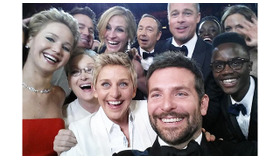 エレン・デジェネレスの周りに集まったスターたち-(C) Getty Images