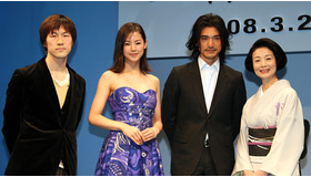 『Sweet Rain 死神の精度』完成報告記者会見。左から筧昌也監督、小西真奈美、金城武、富司純子