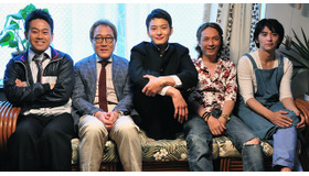 岡田将生＆4人の父たち（佐野史郎＆河原雅彦＆宮川大輔＆村上淳）／『オー！ファーザー』撮影現場にて