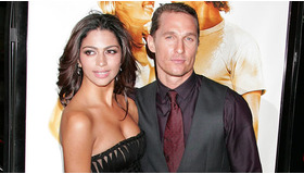 妊娠3か月の恋人でモデルのカミラ・アルヴェスと『フールズ・ゴールド』プレミアに出席したマシュー・マコノヒー -(C) Getty Images/AFLO