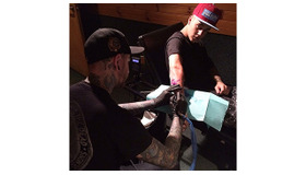 タトゥーを入れるジャスティン・ビーバー