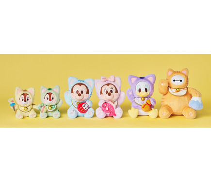 淡いカラーの猫コスチュームを身に着けたディズニーキャラクターが登場