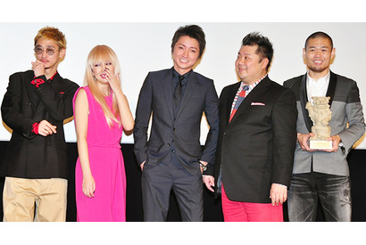 品川監督、出演陣の絶賛に照れ笑い　「バラエティとの扱いの差に酔いそう」 画像