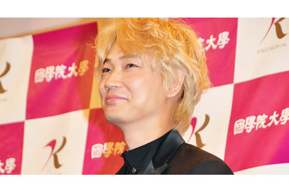 綾野剛、箱根駅伝出場の國學院大学訪問に心浮き立つ！ 画像