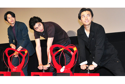 東出昌大、勝負事になると“豹変”！　風船割りゲームで汗だく 画像