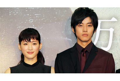 綾瀬はるか、ルーヴルの警備員に“おねだり”　本物の「モナ・リザ」至近距離で目撃！ 画像