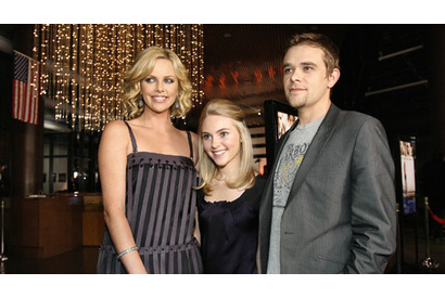 シャーリーズ・セロンが製作も務めた最新作プレミアに登場 画像