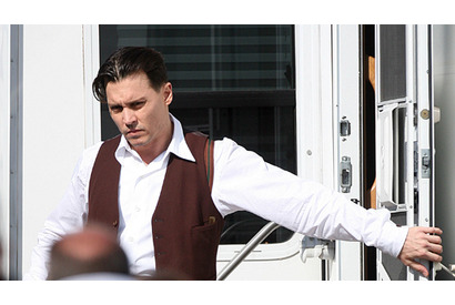 ジョニー・デップ待望の新作撮影現場で、ファンに大サービス！ 画像