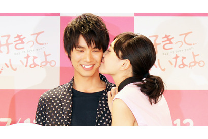 川口春奈「ごめんなさい」と恐縮…　福士蒼汰のほっぺにキス！ 画像