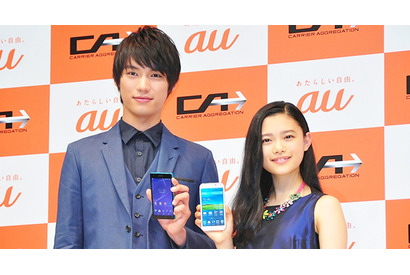 「au」新CM出演の杉咲花は“ニコズバ”女子？　福士蒼汰に笑顔でズバリ直言！ 画像