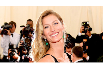 ジゼル・ブンチェン、FIFAワールドカップのトロフィー授与に抜擢 画像