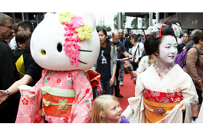 『舞妓はレディ』上白石萌音×ハローキティが艶る共演！　“舞妓”姿でパリを魅了 画像