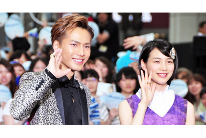 能年玲奈＆登坂広臣らが新宿大通りを練り歩き！　3,000人が大歓声 画像