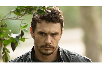 ジェームズ・フランコ、邪悪すぎる“のぞき見”姿を披露…『バトルフロント』 画像