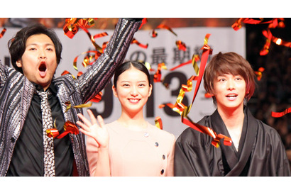 佐藤健、ヘアも衣装も乱れた？『るろ剣』新作完成でファン4000人が激し過ぎる歓迎 画像