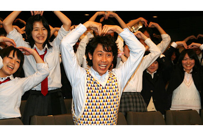 洋ちゃんコールの嵐にご満悦？　大泉先生が中高生たちと渋谷の街をジャック！ 画像