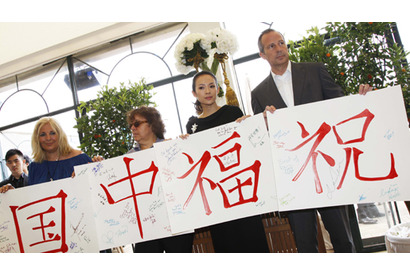 カンヌ映画祭で、母国の被災地のためチャリティ活動に励むチャン・ツィイー 画像