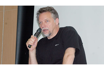 希代の写真家が撮りたい日本の風景は？　エドワード・バーティンスキーが大学で講演 画像