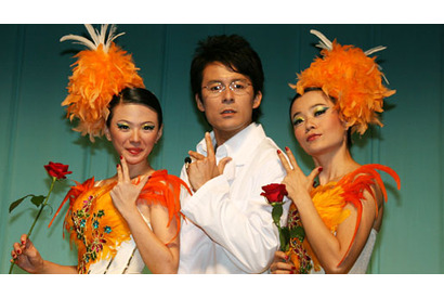 あの福山雅治が両手に美女で浮かれ気味!?　バラ持参で「実に美しい！」 画像