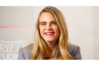 カーラ・デルヴィーニュ、パブで初のソロライブ 画像