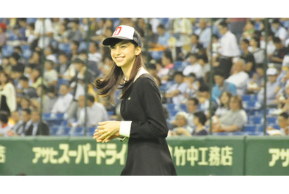 中条あやみ、ミッション系女学校の制服姿で始球式　ノーバンならず「悔しい！」 画像