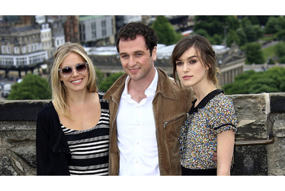 シエナ・ミラー、妻子ある富豪の俳優と恋愛中 画像