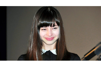 中条あやみ号泣！　監督からサプライズで“卒業証書”　 画像