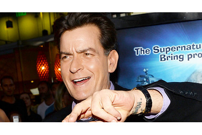 チャーリー・シーン、歯科医をナイフで脅す？ 画像