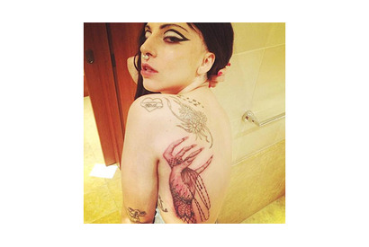 レディー・ガガ、ファンを称えるタトゥーを入れる！ 画像