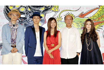 『蛇にピアス』完全映画化！　蜷川幸雄「72歳のジジイと若い作家のコラボ（笑）」 画像