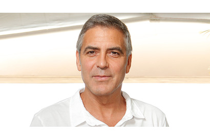 ジョージ・クルーニー、新婚の妻から子犬2匹をプレゼントされる 画像