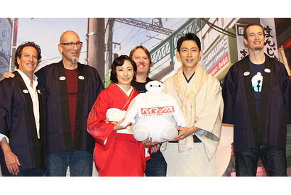 菅野美穂＆小泉孝太郎、着物姿でお出迎え！ディズニー『ベイマックス』“トウキョウ”で初披露 画像