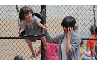 N.Y.の公園で束の間の夏休みを過ごすケイティ・ホームズと娘 画像