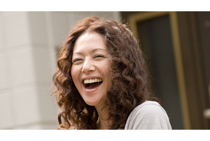 ファッション小噺vol.92　“80年代のアイコン”が演じる漫画家と母 画像