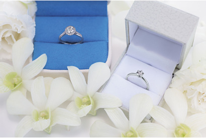 プロポーズも安心！ 彼女の指輪のサイズが分からなくても大丈夫な結婚指輪とは？ 画像