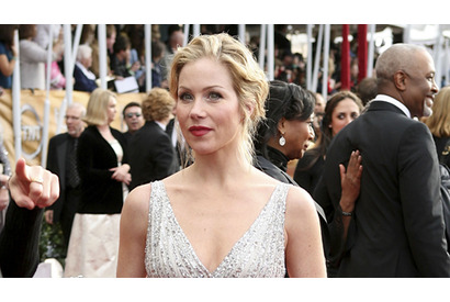 クリスティナ・アップルゲイト、乳がん克服体験を語る 画像