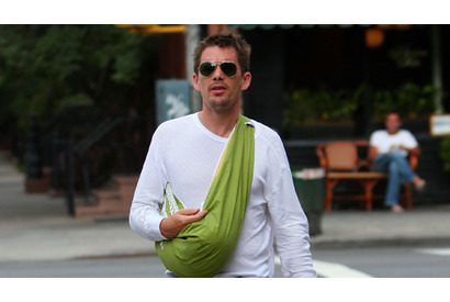 イーサン・ホーク、生後1か月の愛娘と愛犬とお散歩 画像