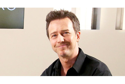 エドワード・ノートン、ジェットコースター上で「1D」にインタビュー!? 画像