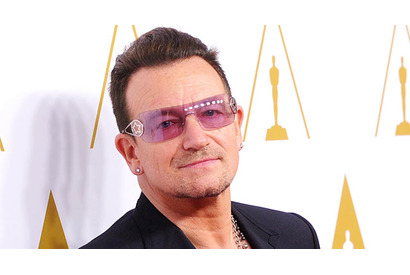 「U2」ボノが搭乗していた航空機のドアが落下！ 画像