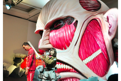 吉木りさ、「進撃の巨人展」でリアル巨人と遭遇＆立体起動装置に大興奮！ 画像