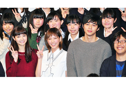 東出昌大が女子高生にハグで騒然！ 『アオハライド』ファンミーティングにサプライズ乱入 画像