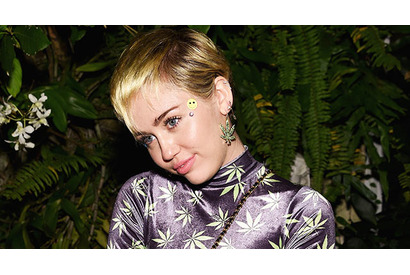 マイリー・サイラス、ステージ上でマリファナを吸う 画像
