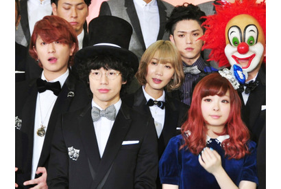 セカオワFukase＆きゃりー、記者から質問を受け相談 画像