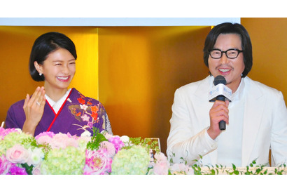 榮倉奈々と豊川悦司が結婚会見!?　話題の“足キス”「恥ずかしかった」 画像