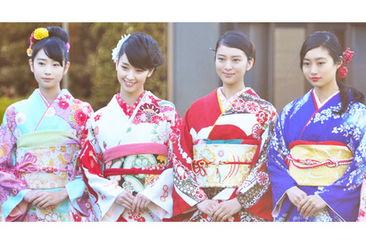 “国民的美少女”グランプリ13歳の高橋ひかる、先輩に囲まれ晴れ着で笑顔！ 画像