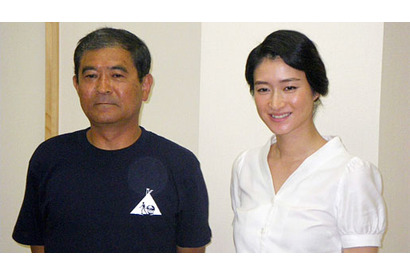 小雪、石田卓也と20歳差の恋愛に挑戦　『信さん』福岡で快調撮影中！ 画像